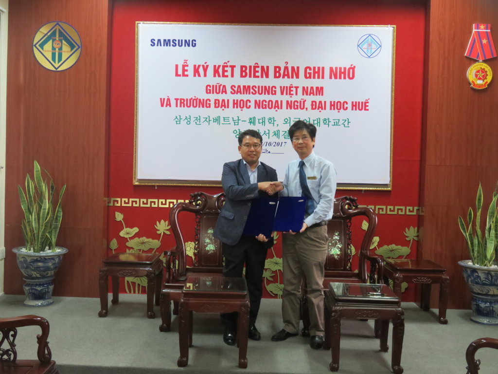 memorandum-of-understanding-mou-signing-ceremony-between-university-of-foreign-languages-hue-university-and-samsung-electronics-vietnam