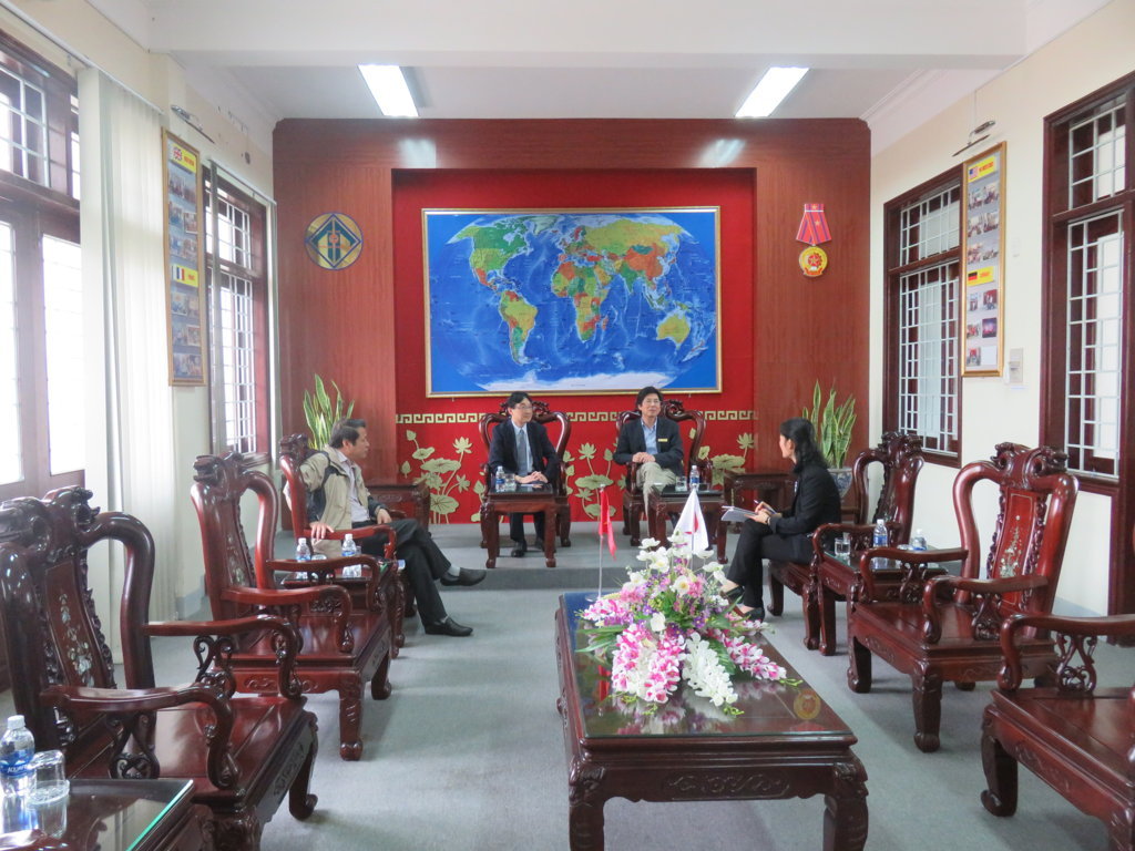 representative-of-abk-japanese-language-school-paid-working-visit-to-foreign-language-university-hue-university