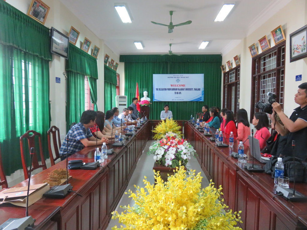 experience-exchange-meeting-between-staff-of-buriram-rajabhat-university-thailand-and-staff-of-university-of-foreign-language-hue-university