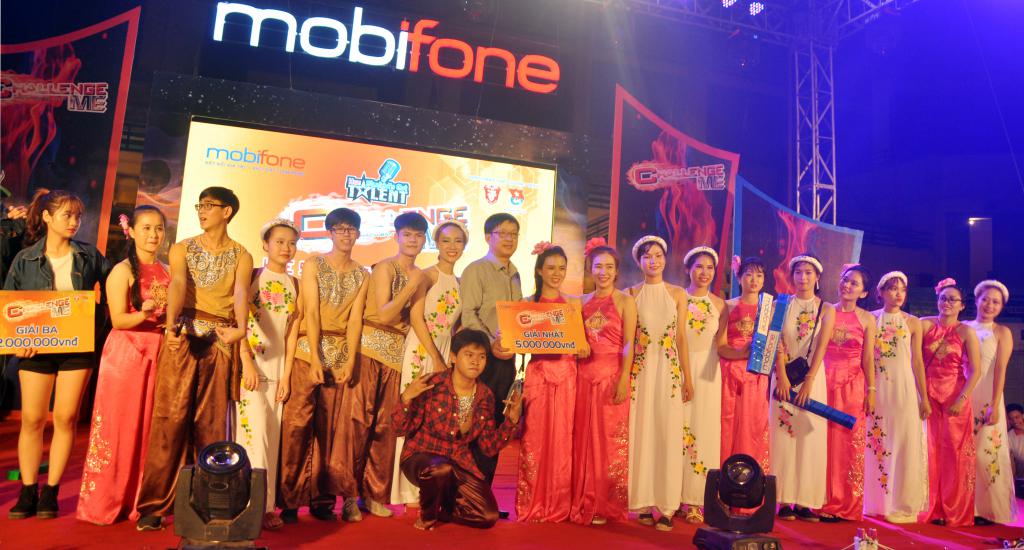 sinh-vien-dai-hoc-hue-cuong-nhiet-cung-chuong-trinh-challenge-me-mobifone