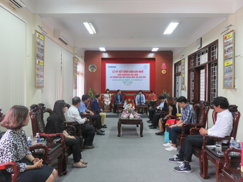 le-ky-ket-bien-ban-ghi-nho-hop-tac-giua-truong-dai-hoc-ngoai-ngu-dai-hoc-hue-va-cong-ty-samsung-viet-nam