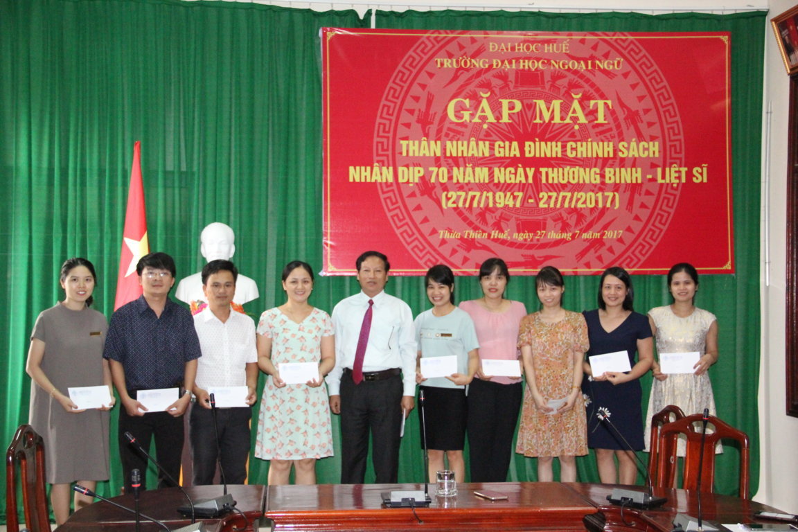 dang-uy-ban-giam-hieu-gap-mat-than-nhan-cac-gia-dinh-chinh-sach