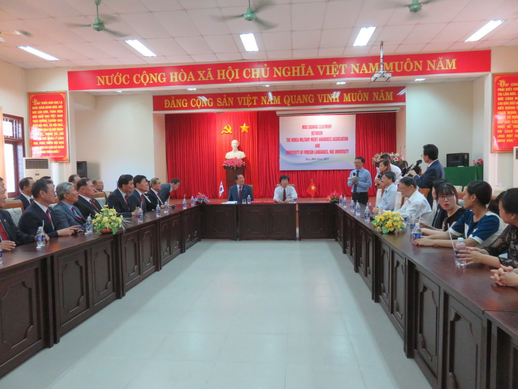 le-ky-ket-bien-ban-hop-tac-giao-duc-ve-trao-hoc-bong-cho-sinh-vien-cua-truong-voi-hiep-hoi-nhung-nguoi-duoc-nhan-huan-chuong-quan-cong-han-quoc