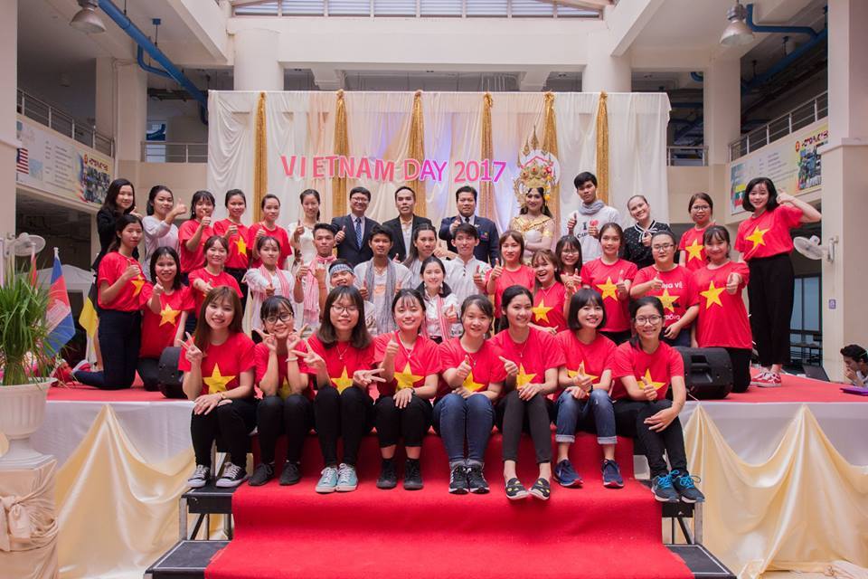 doan-can-bo-giang-vien-khoa-vnh-va-sinh-vien-cua-truong-dai-hoc-ngoai-ngu-den-tham-gia-ngay-hoi-asean-tai-truong-dh-hoang-gia-buriram-thai-lan