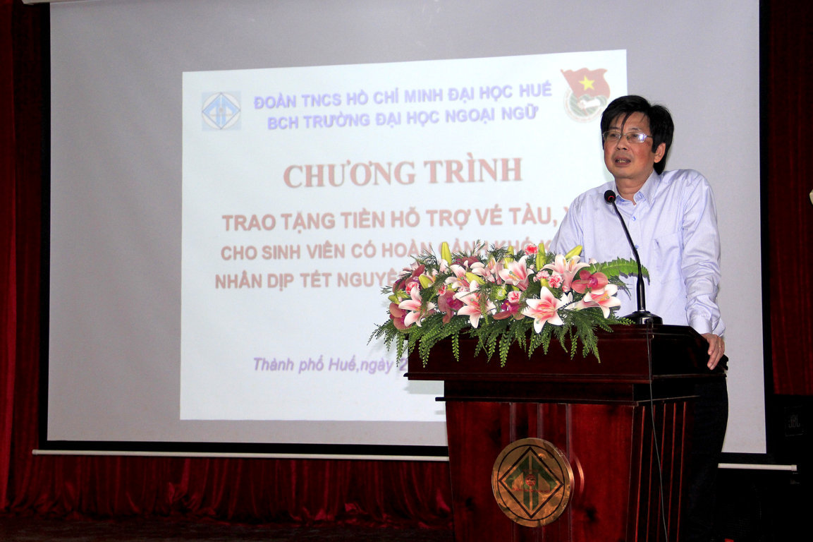 trao-tang-tien-ho-tro-ve-tau-xe-cho-sinh-vien-co-hoan-canh-kho-khan-nhan-dip-tet-nguyen-dan-mau-tuat-2018