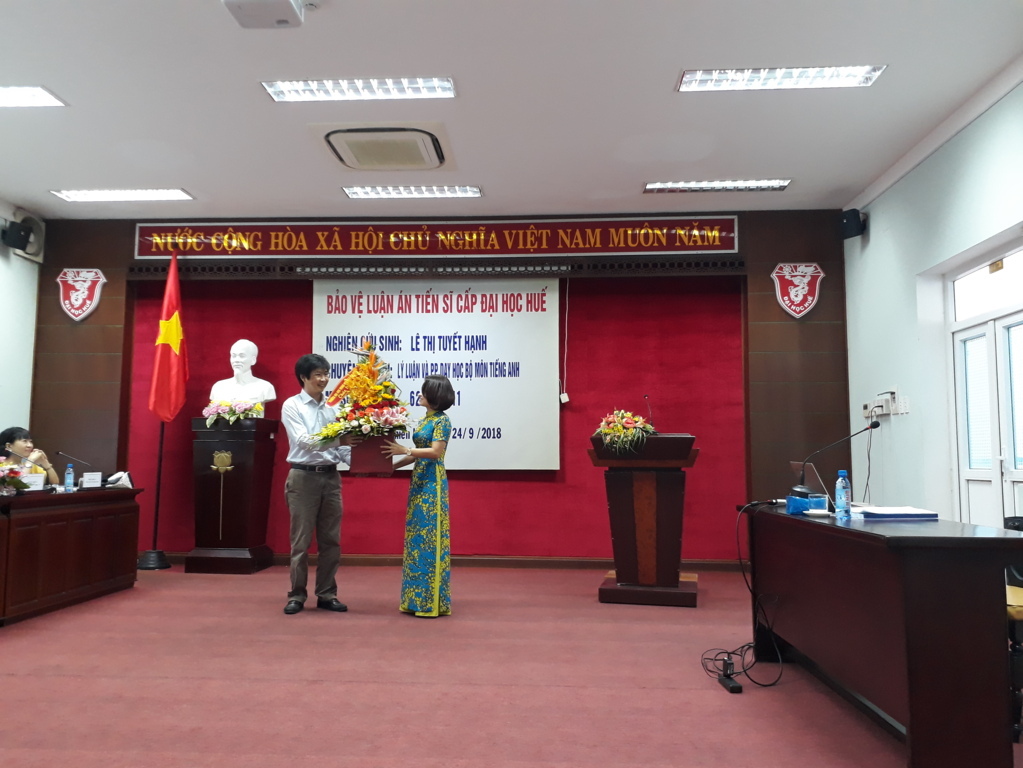 le-bao-ve-luan-an-tien-si-cap-dai-hoc-hue-cho-nghien-cuu-sinh-le-thi-tuyet-hanh-khoa-nam-2014-chuyen-nganh-ly-luan-va-phuong-phap-day-hoc-bo-mon-tieng-anh