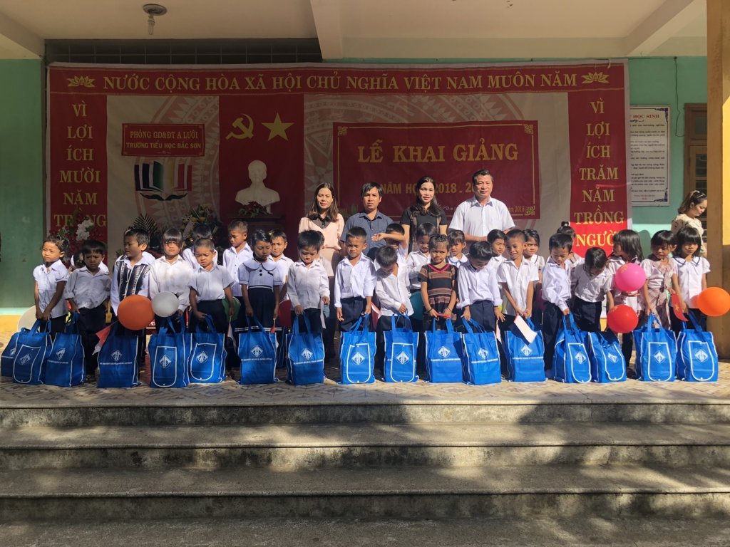 trao-qua-cho-hoc-sinh-ngheo-nhan-dip-nam-hoc-moi-2018-2019