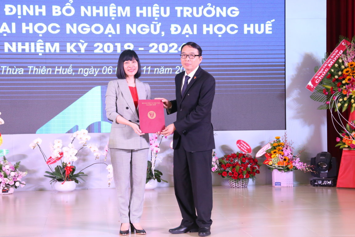 le-cong-bo-va-trao-quyet-dinh-bo-nhiem-hieu-truong-truong-dai-hoc-ngoai-ngu-dai-hoc-hue