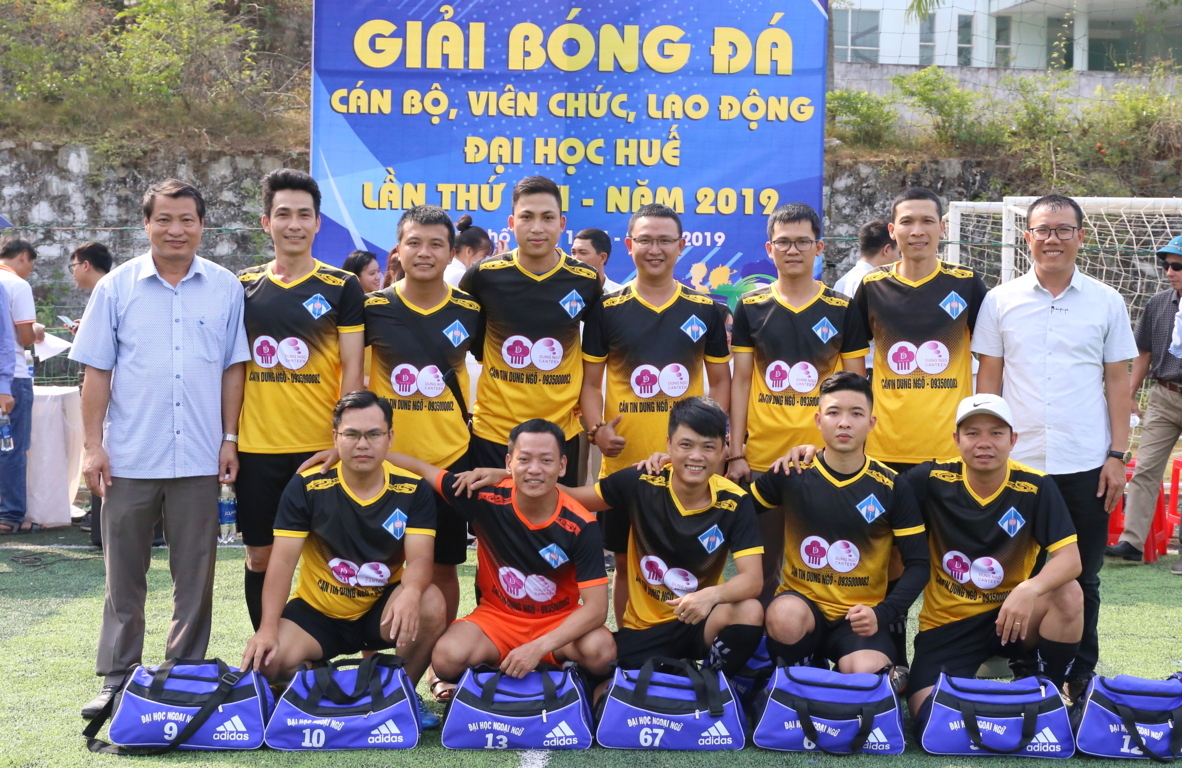 doi-tuyen-bong-da-nam-truong-dai-hoc-ngoai-ngu-gianh-chien-thang-trong-tran-dau-ra-quan