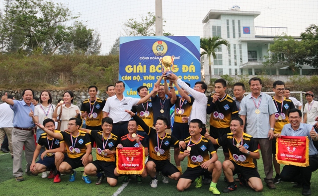 truong-dh-ngoai-ngu-vo-dich-giai-bong-da-can-bo-vien-chuc-lao-dong-dh-hue