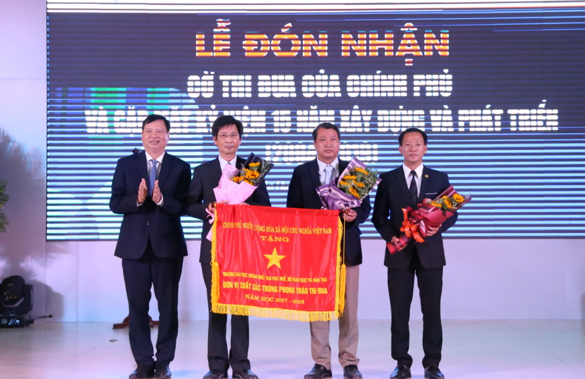 le-don-nhan-co-thi-dua-cua-chinh-phu-va-gap-mat-nhan-ky-niem-15-nam-xay-dung-va-phat-trien