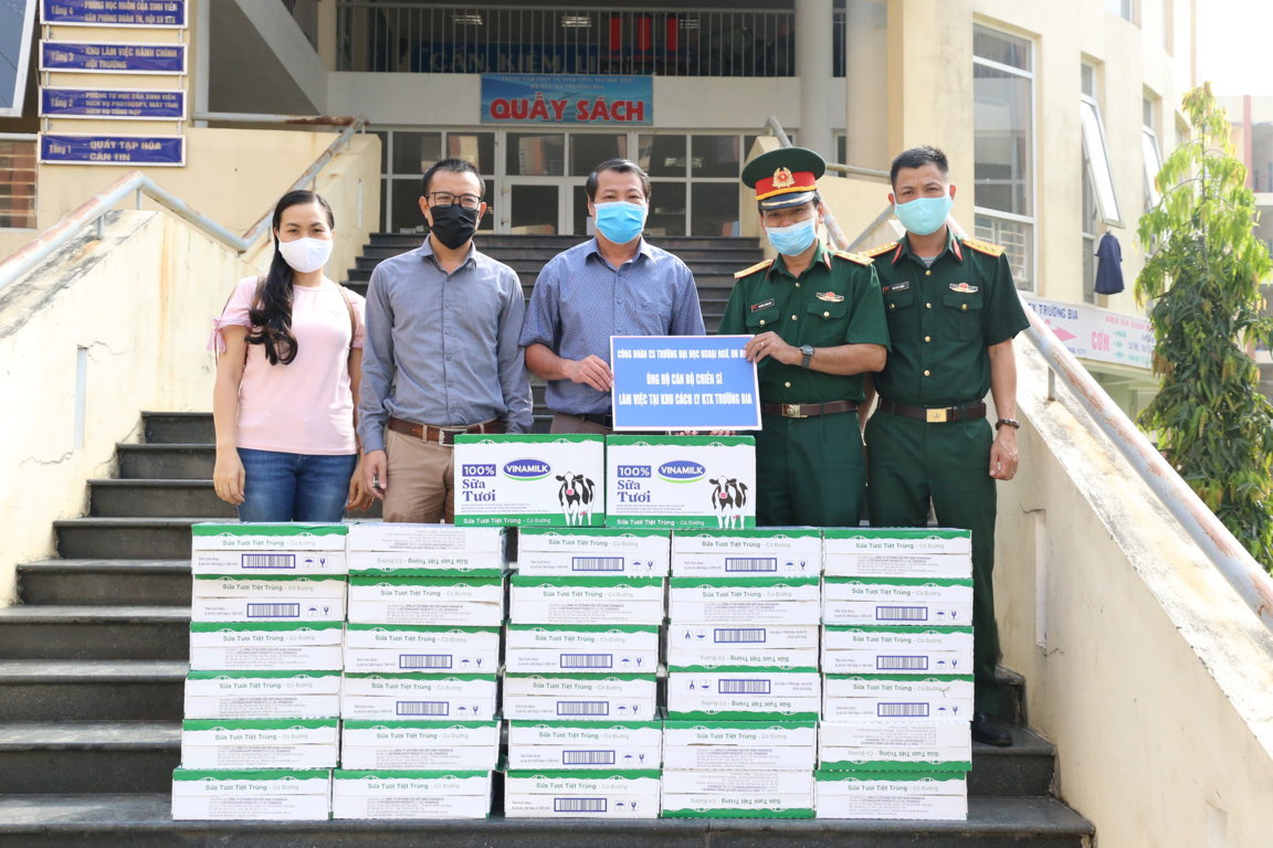 tang-qua-dong-vien-cac-luc-luong-lam-nhiem-vu-phong-chong-dich-covid-19