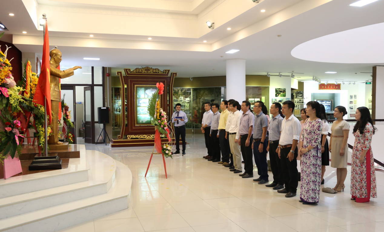 dang-hoa-nhan-ky-niem-130-nam-ngay-sinh-cua-chu-tich-ho-chi-minh