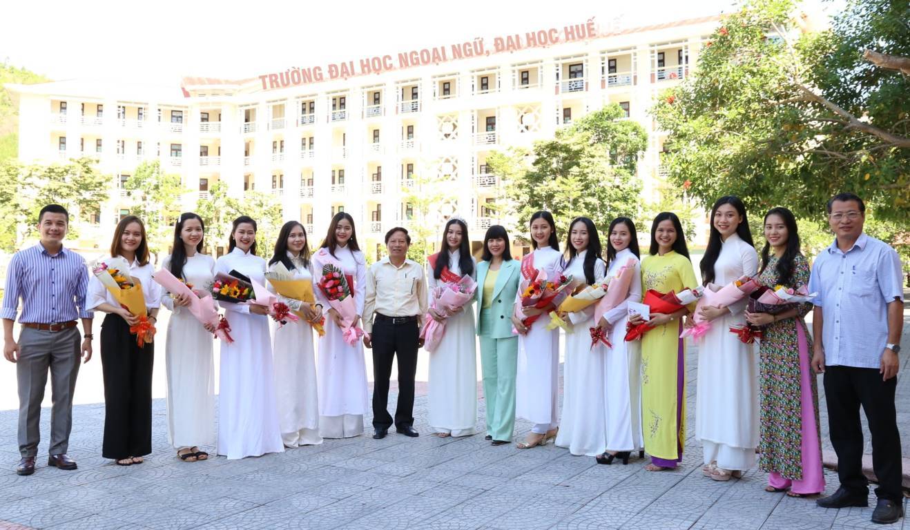 khen-thuong-hoa-khoi-va-cac-sinh-vien-tham-gia-dat-giai-cuoc-thi-hoa-khoi-dai-hoc-hue-2020