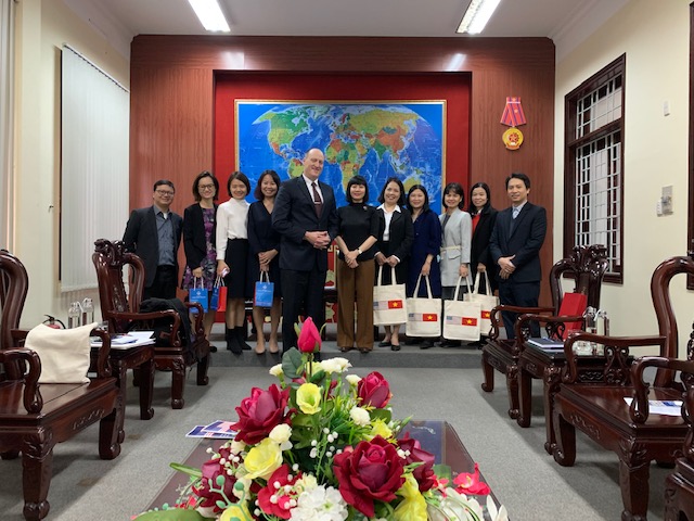 lam-viec-voi-giam-doc-van-phong-tieng-anh-khu-vuc-va-to-chuc-buoi-chia-se-thong-tin-cac-chuong-trinh-hoc-bong-cua-chinh-phu-hoa-ky