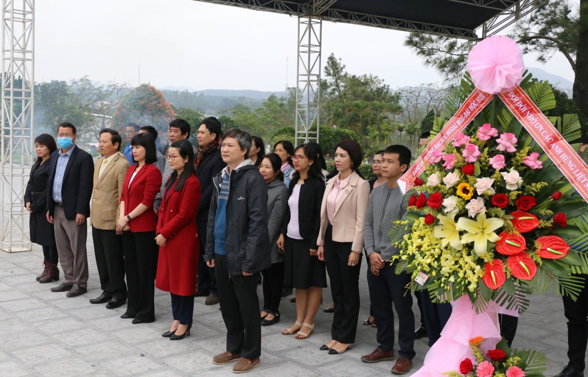 lanh-dao-nha-truong-dang-hoa-dang-huong-tuong-niem-cac-anh-hung-liet-si