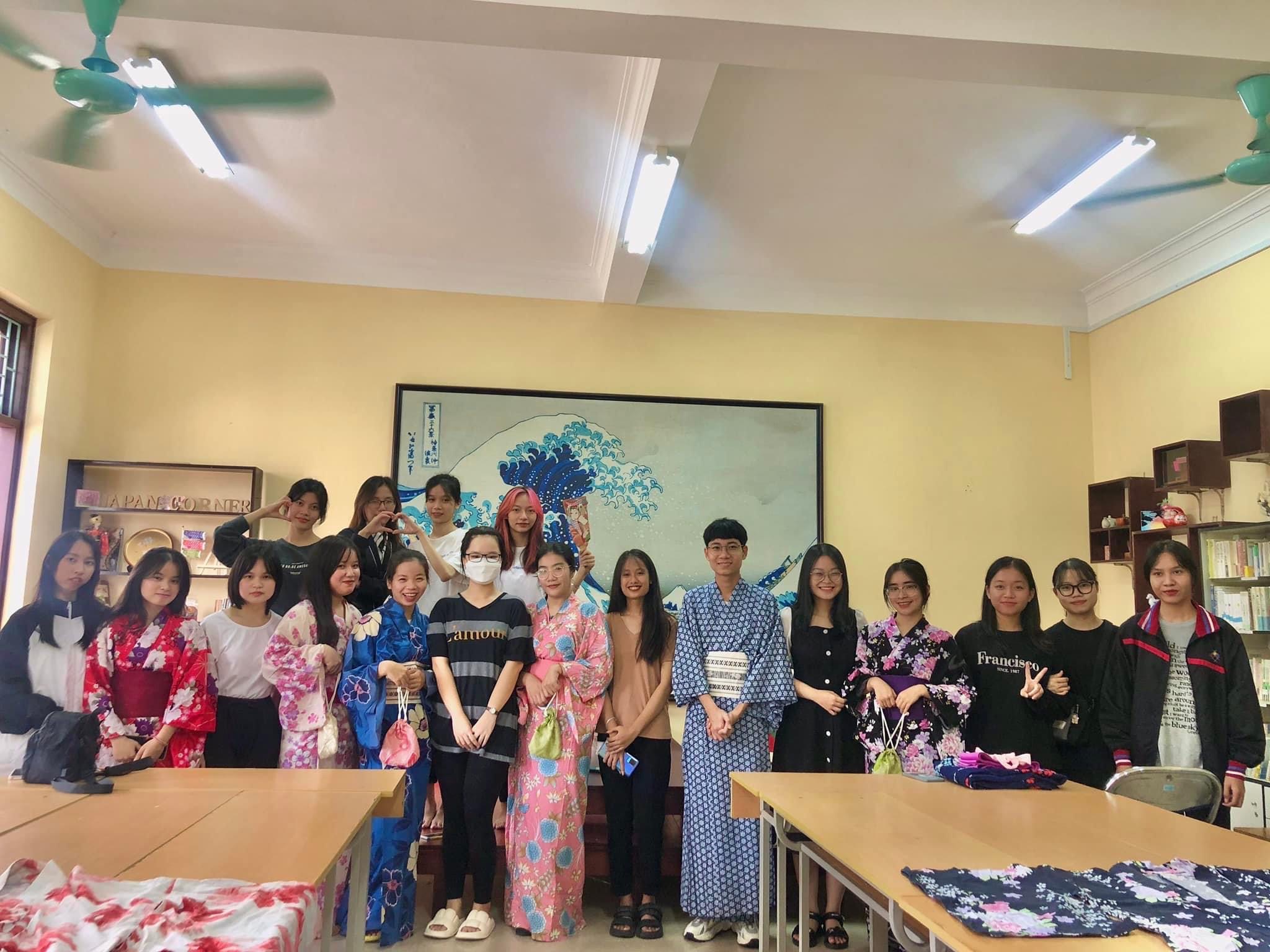 lop-hoc-trai-nghiem-mac-yukata-cho-sinh-vien-khoa-nnvh-nhat-ban