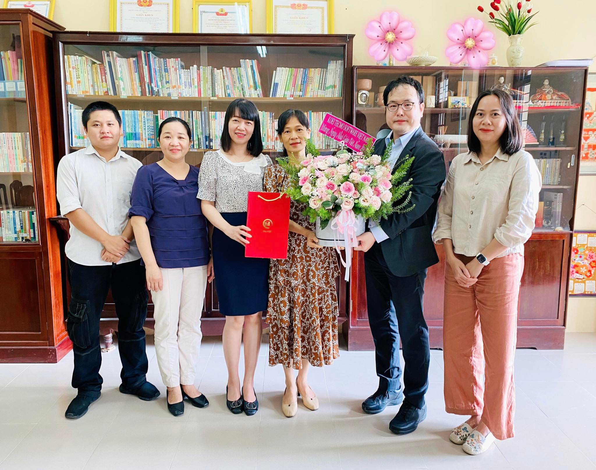 cong-ty-koei-tecmo-software-viet-nam-den-tham-khoa-ngon-ngu-va-van-hoa-nhat-ban-truong-dh-ngoai-ngu-dh-hue-nhan-dip-hien-chuong-nha-giao-viet-nam-2022-va-tuyen-dung-sinh-vien-cua-khoa