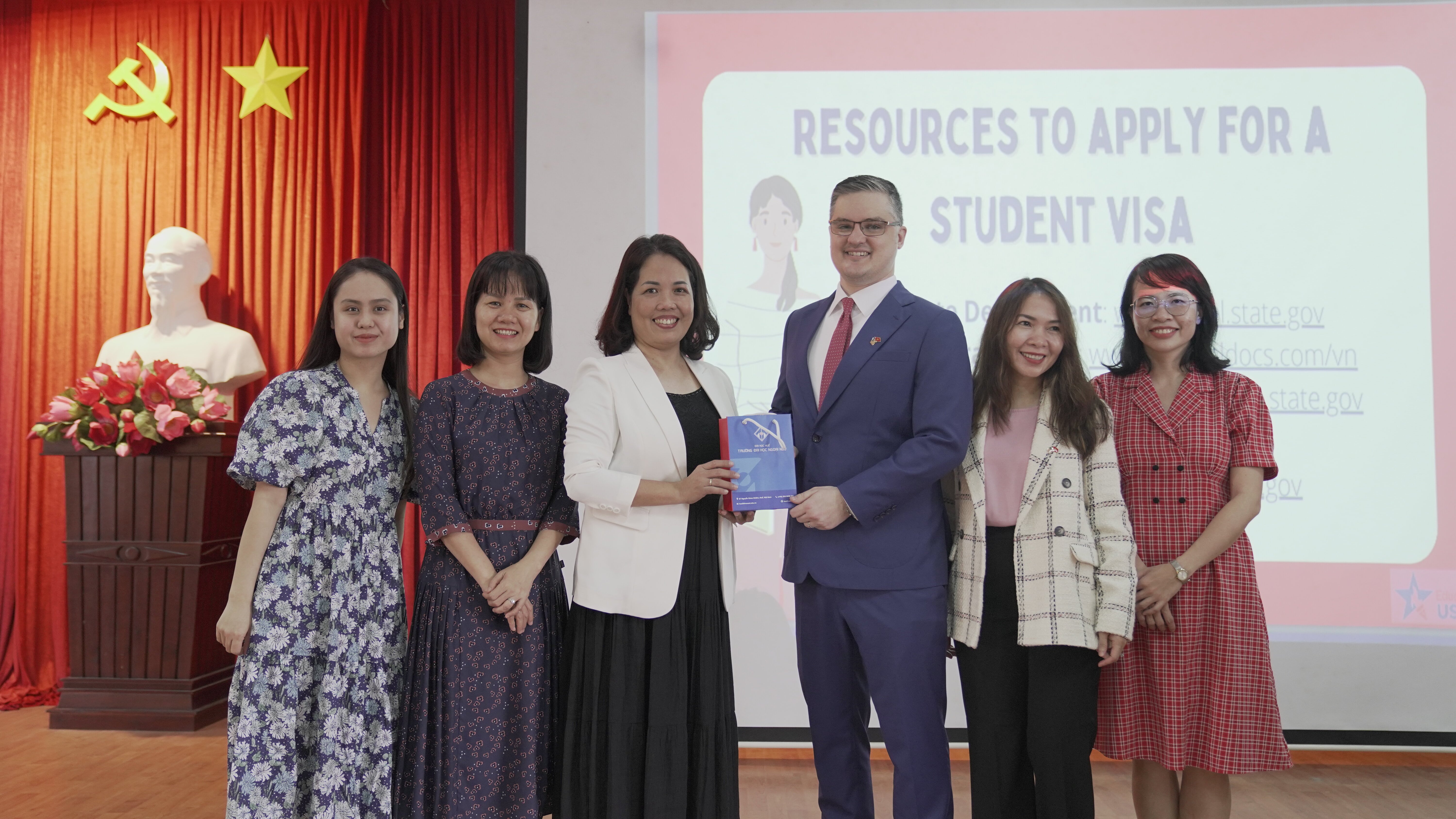 buoi-noi-chuyen-ve-visa-du-hoc-cua-vien-chuc-lanh-su-tong-lanh-su-quan-hoa-ky-tai-viet-nam