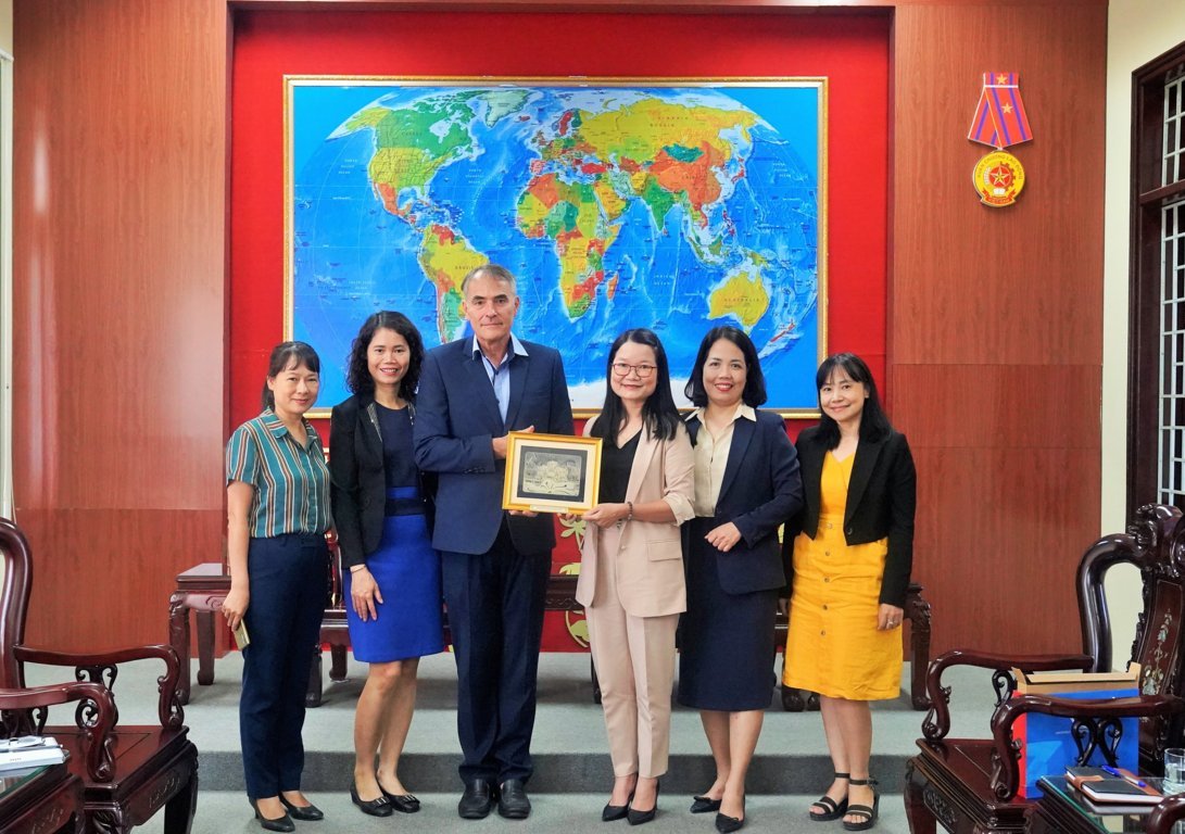 tiep-doan-lam-viec-cua-to-chuc-dai-hoc-phap-ngu-auf