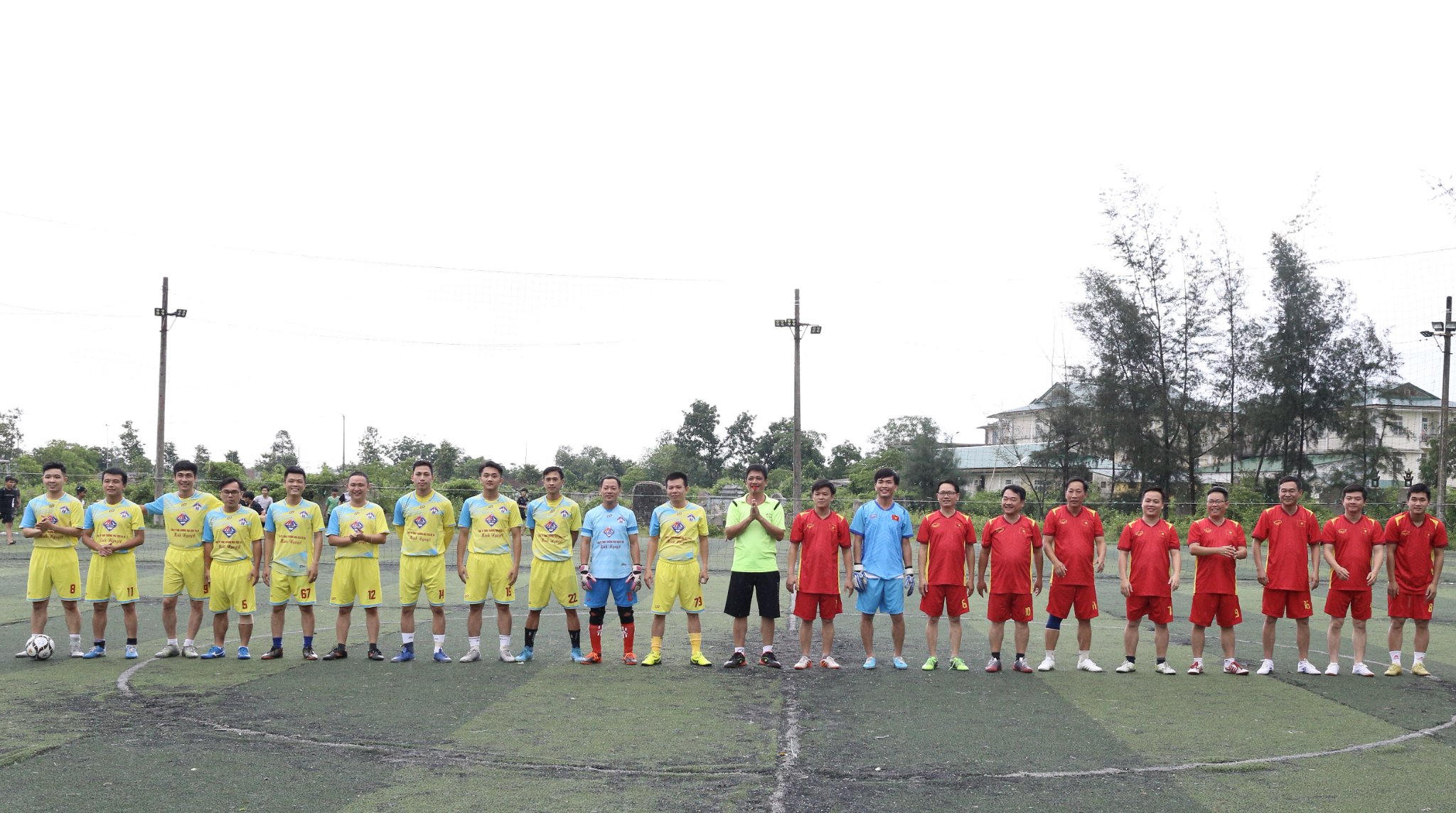 giao-huu-bong-da-giua-co-quan-huyen-uy-quang-dien-va-cong-doan-truong-dai-hoc-ngoai-ngu