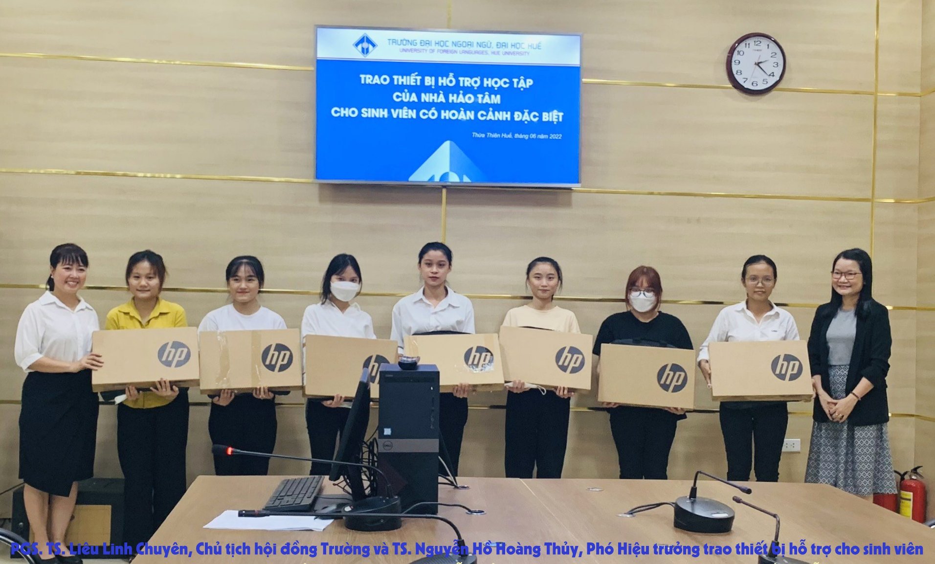 trao-thiet-bi-ho-tro-hoc-tap-cho-sinh-vien-co-hoan-canh-dac-biet