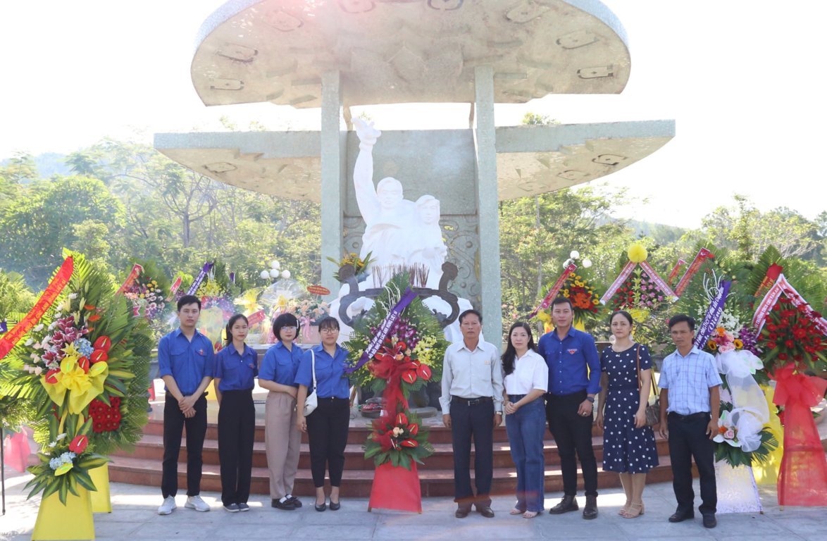 dang-huong-tuong-niem-cac-anh-hung-liet-si