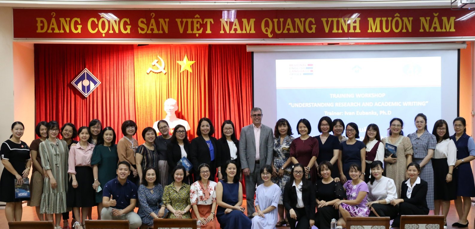 tap-huan-voi-chu-de-ve-viet-tieng-anh-hoc-thuat-va-tieng-anh-trong-nghien-cuu-khoa-hoc