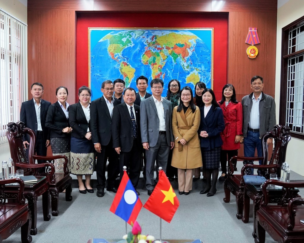 truong-dai-hoc-ngoai-ngu-dai-hoc-hue-lam-viec-voi-doan-cong-tac-dai-hoc-quoc-gia-lao