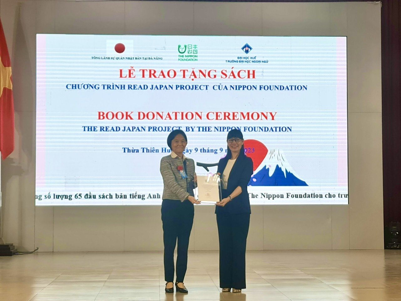 quy-nippon-foundation-tang-sach-cho-truong-dai-hoc-ngoai-ngu-dai-hoc-hue