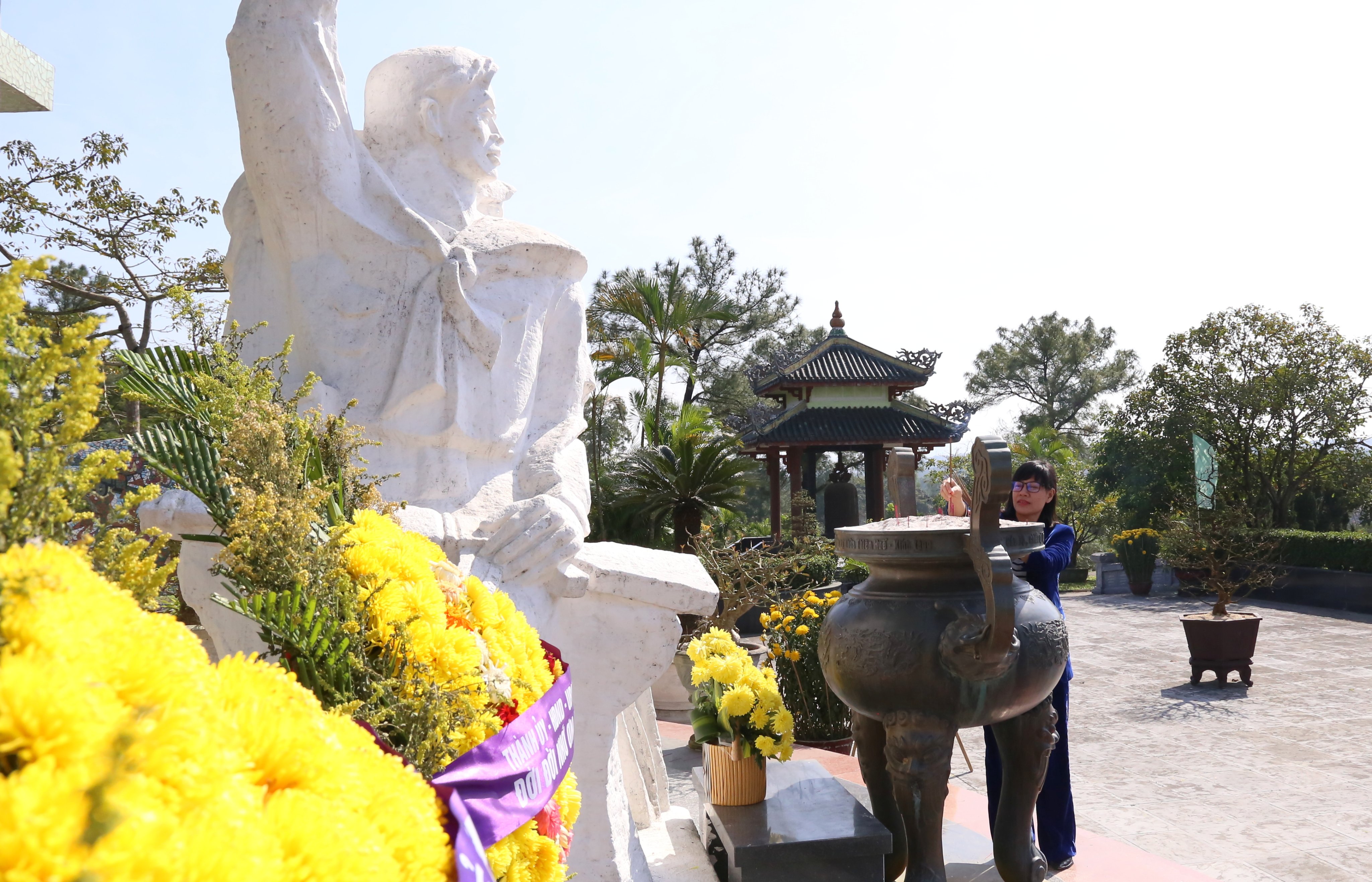 lanh-dao-nha-truong-dang-huong-ky-niem-93-nam-thanh-lap-dang-cong-san-viet-nam