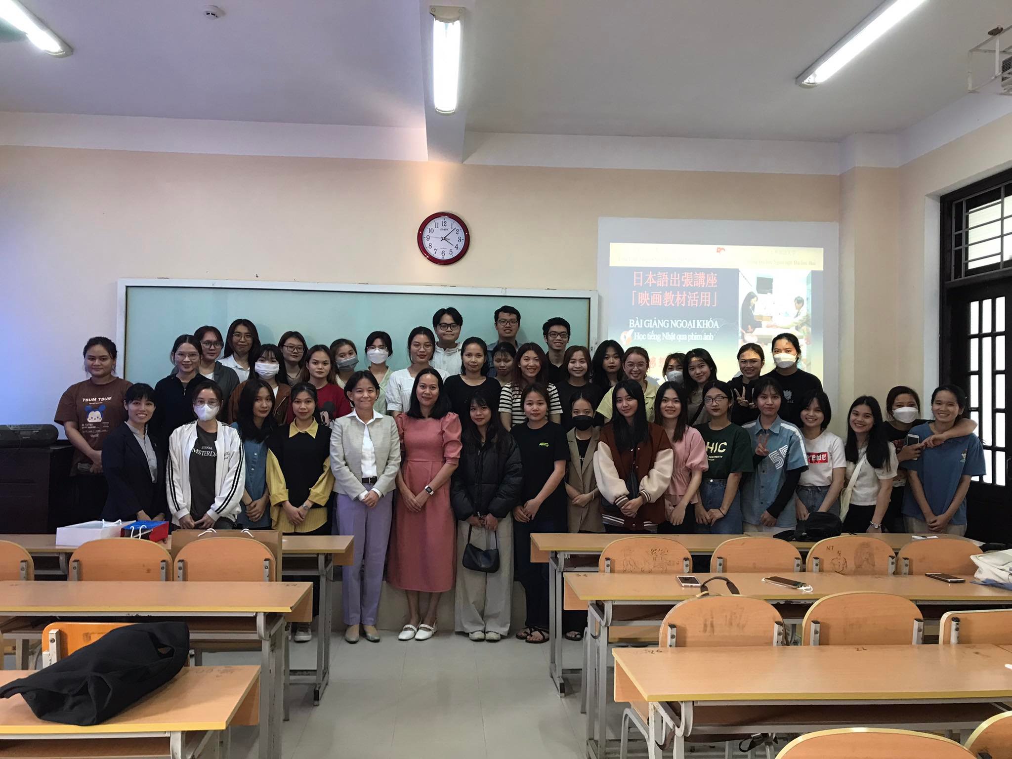 tong-lanh-su-nhat-ban-tai-da-nang-to-chuc-bai-giang-ngoai-khoa-voi-noi-dung-hoc-tieng-nhat-qua-phim-anh-cho-sinh-vien-khoa-khoa-nnvh-nhat-ban