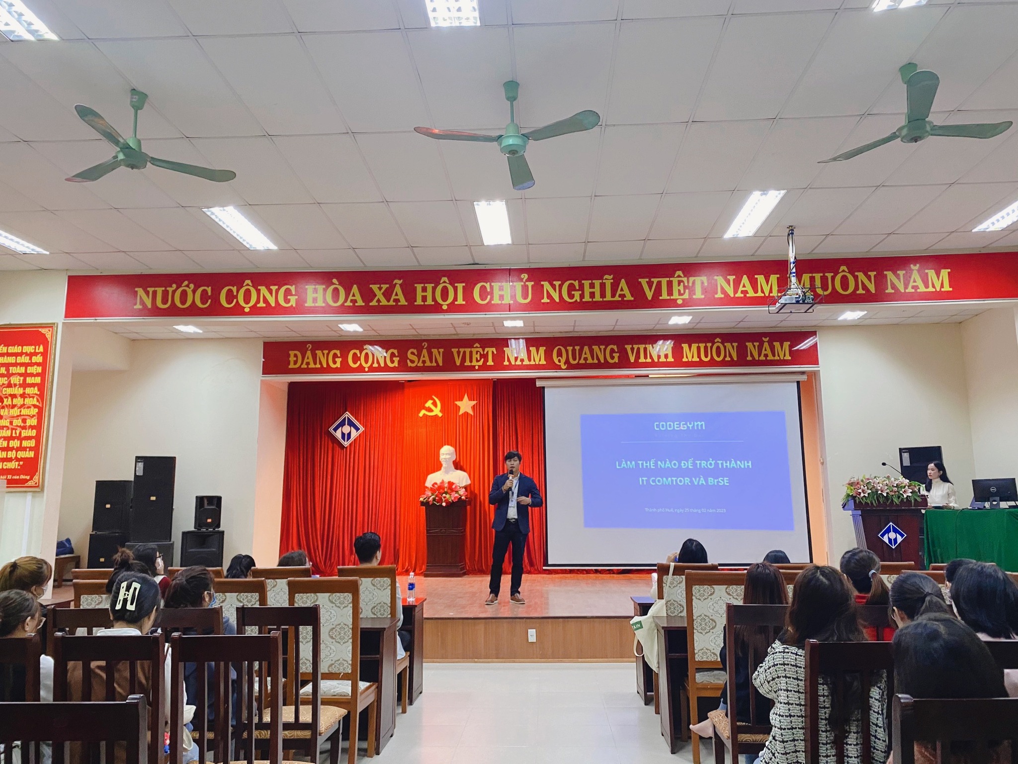 khoa-nnvh-nhat-ban-to-chuc-workshop-lam-the-nao-de-tro-thanh-mot-it-comtor-brse