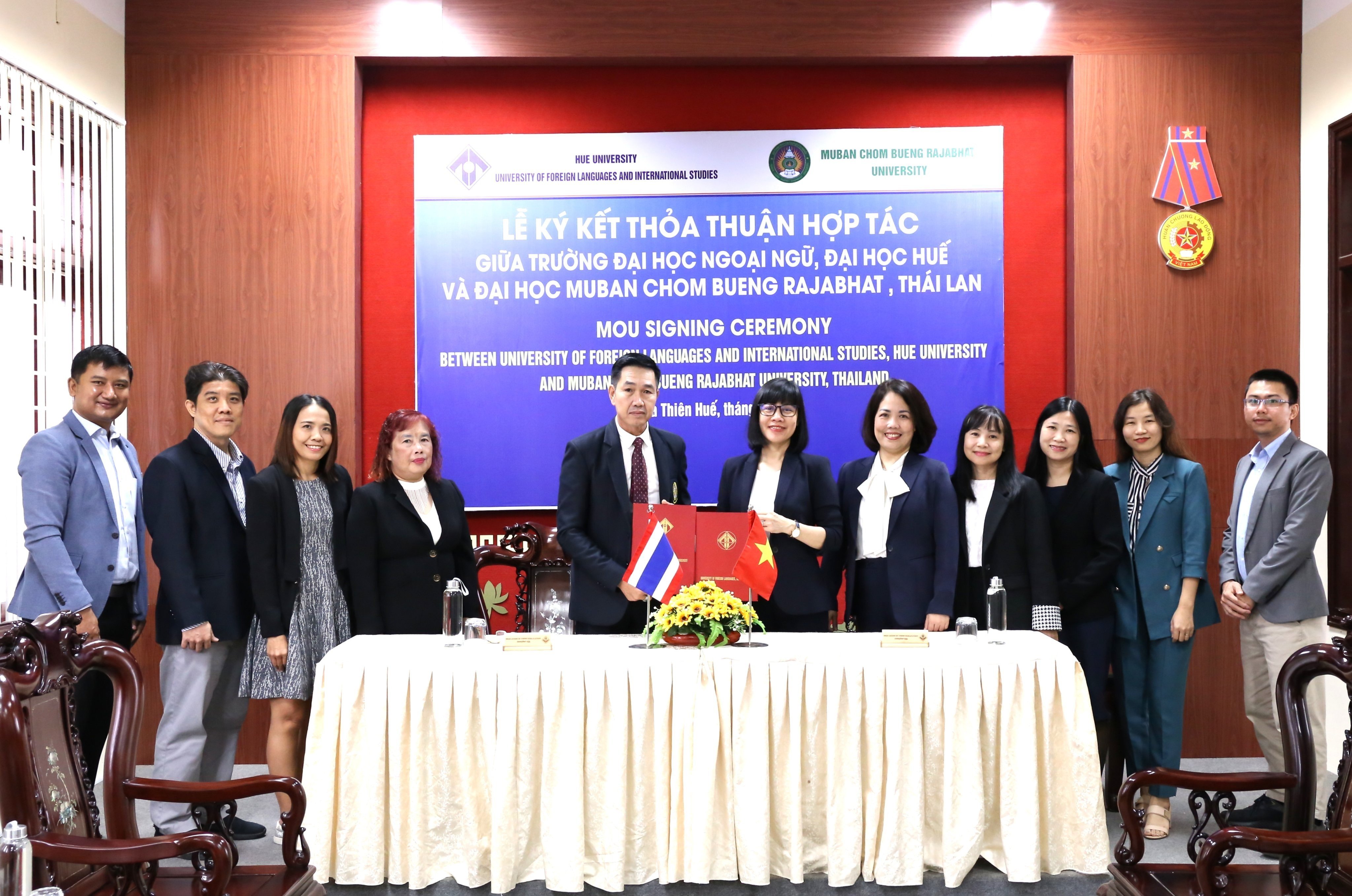 le-ky-thoa-thuan-hop-tac-voi-truong-dai-hoc-muban-chombueng-rajabhat-thai-lan