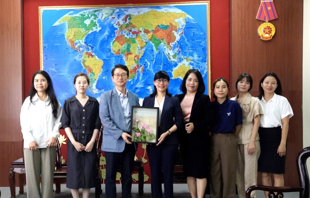 lam-viec-voi-dai-hoc-ajou-han-quoc-ve-chuong-trinh-hop-tac-dao-tao-giao-vien-va-trao-doi-sinh-vien-cong-nhan-tin-chi-tai-han-quoc