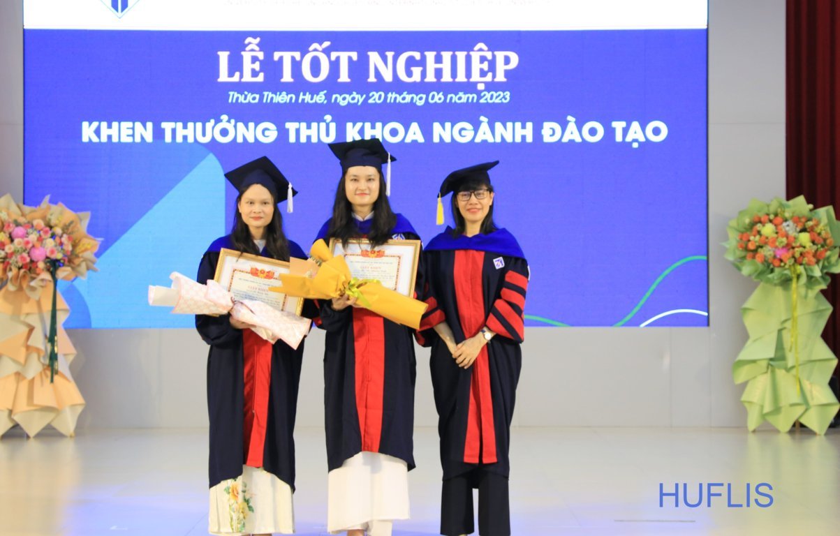 le-tot-nghiep-day-cam-xuc-cua-tan-cu-nhan-huflis