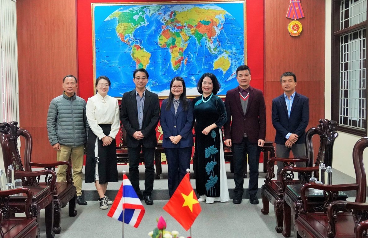 tiep-doan-giao-vien-va-sinh-vien-dai-hoc-hoang-gia-ubon-ubru-thai-lan