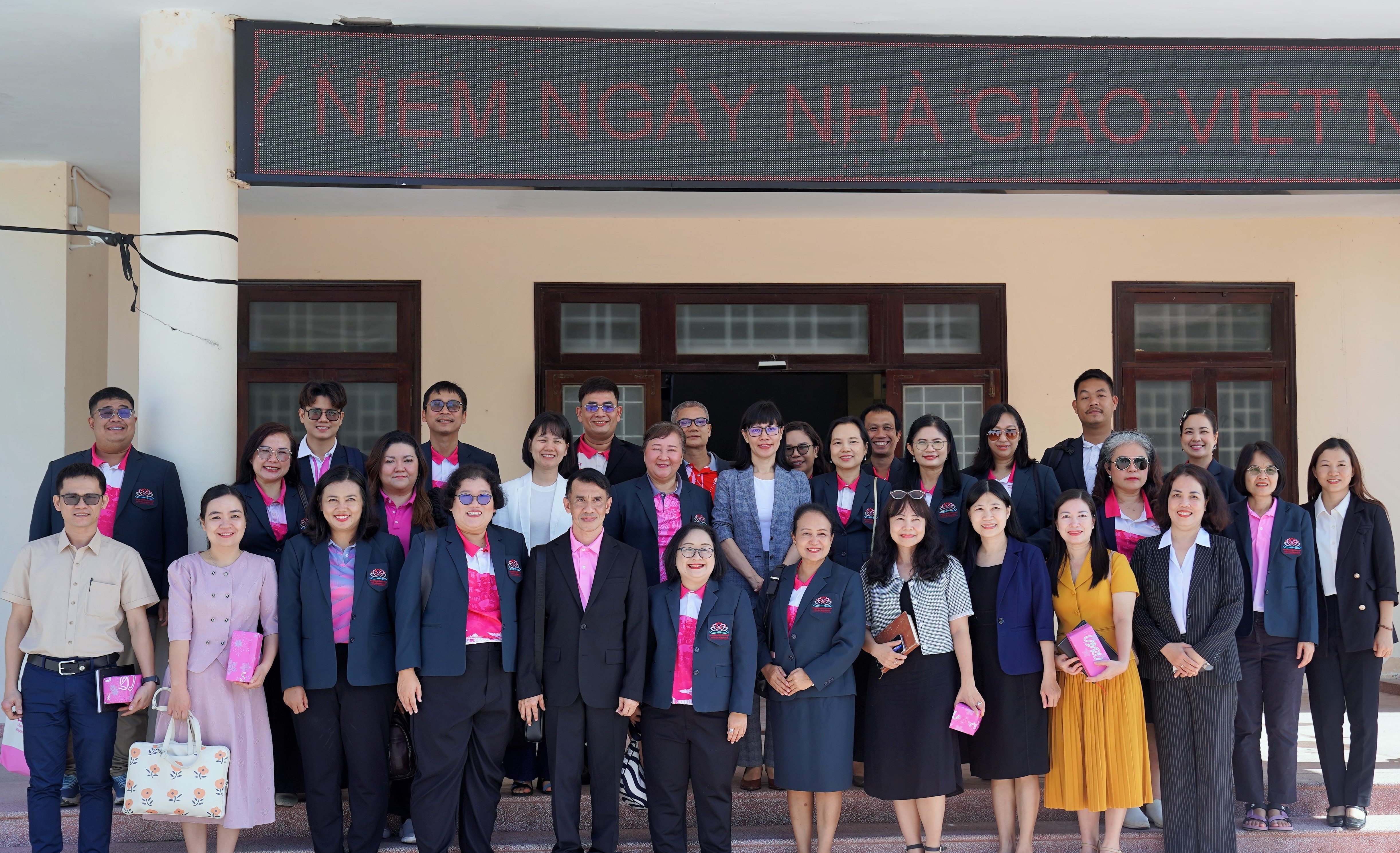 trao-doi-hop-tac-giua-truong-dai-hoc-ngoai-ngu-va-dai-hoc-hoang-gia-ubon-ratchathani-thai-lan