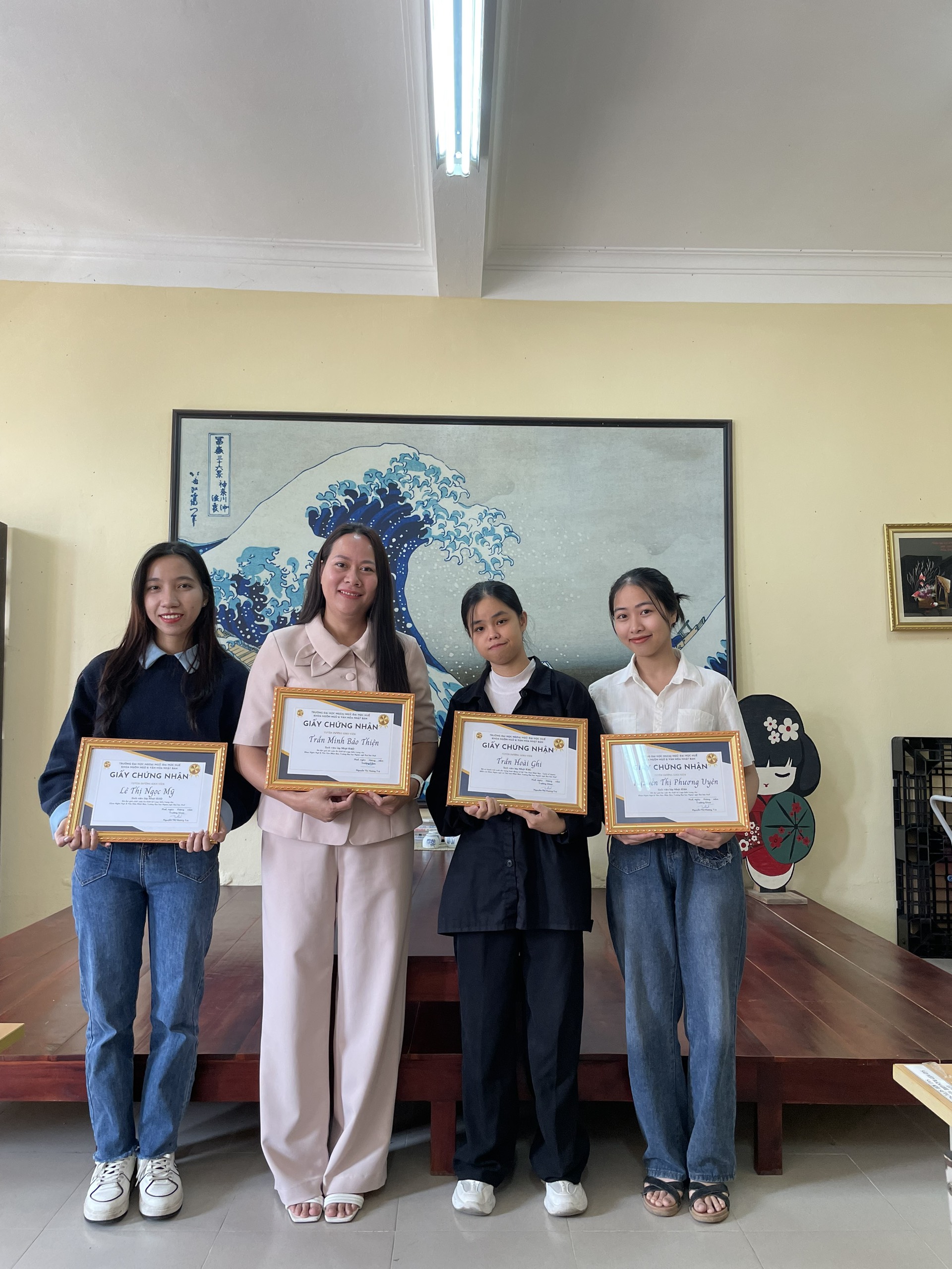 le-trao-giai-cuoc-thi-thiet-ke-logo-bieu-trung-va-trao-bang-chung-nhan-cho-nhung-ca-nhandoan-the-co-dong-gop-tich-cuc-trong-le-hoi-mini-hue-taste-of-japan