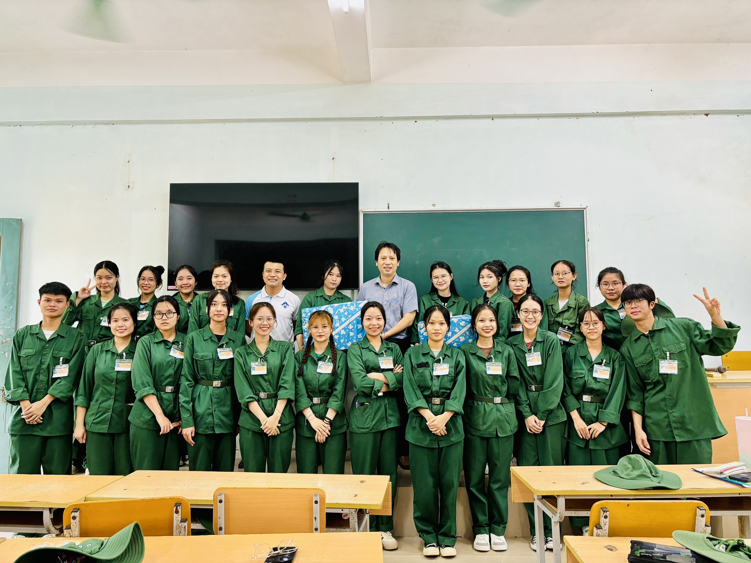 gap-mat-tham-hoi-tang-qua-sinh-vien-k19-dang-hoc-mon-gdqpan-dot-2-tai-trung-tam-giao-duc-quoc-phong-va-an-ninh-dai-hoc-hue