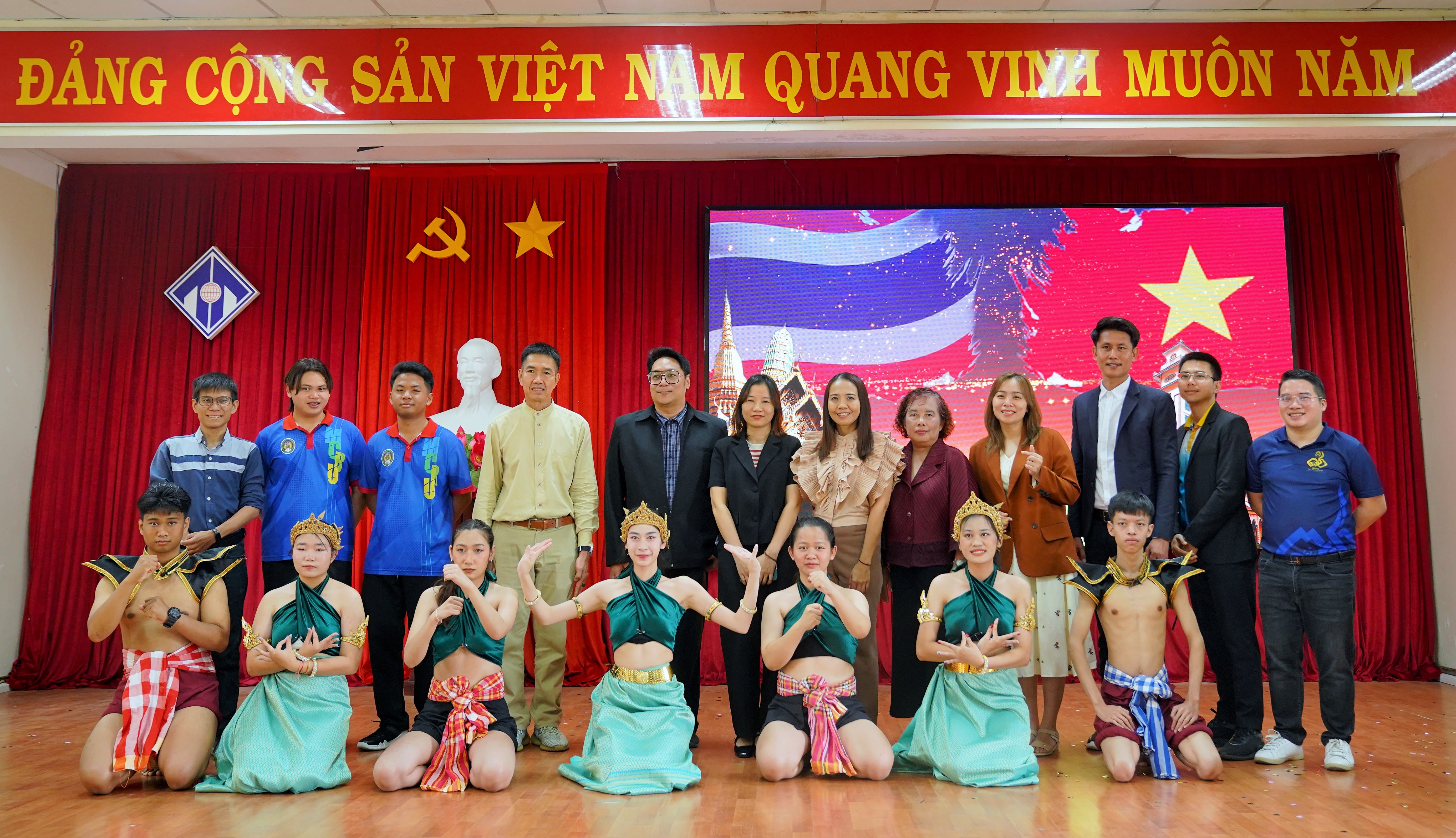 chuong-trinh-giao-luu-sinh-vien-voi-truong-dai-hoc-hoang-gia-muban-chombueng