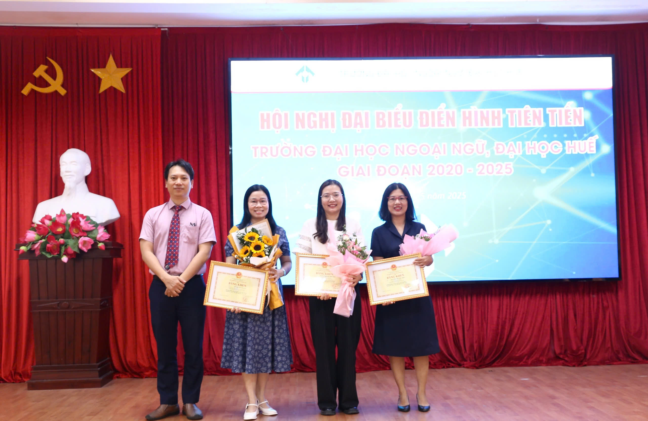 hoi-nghi-dien-hinh-tien-tien-truong-dai-hoc-ngoai-ngu-dai-hoc-hue-giai-doan-2020-2025