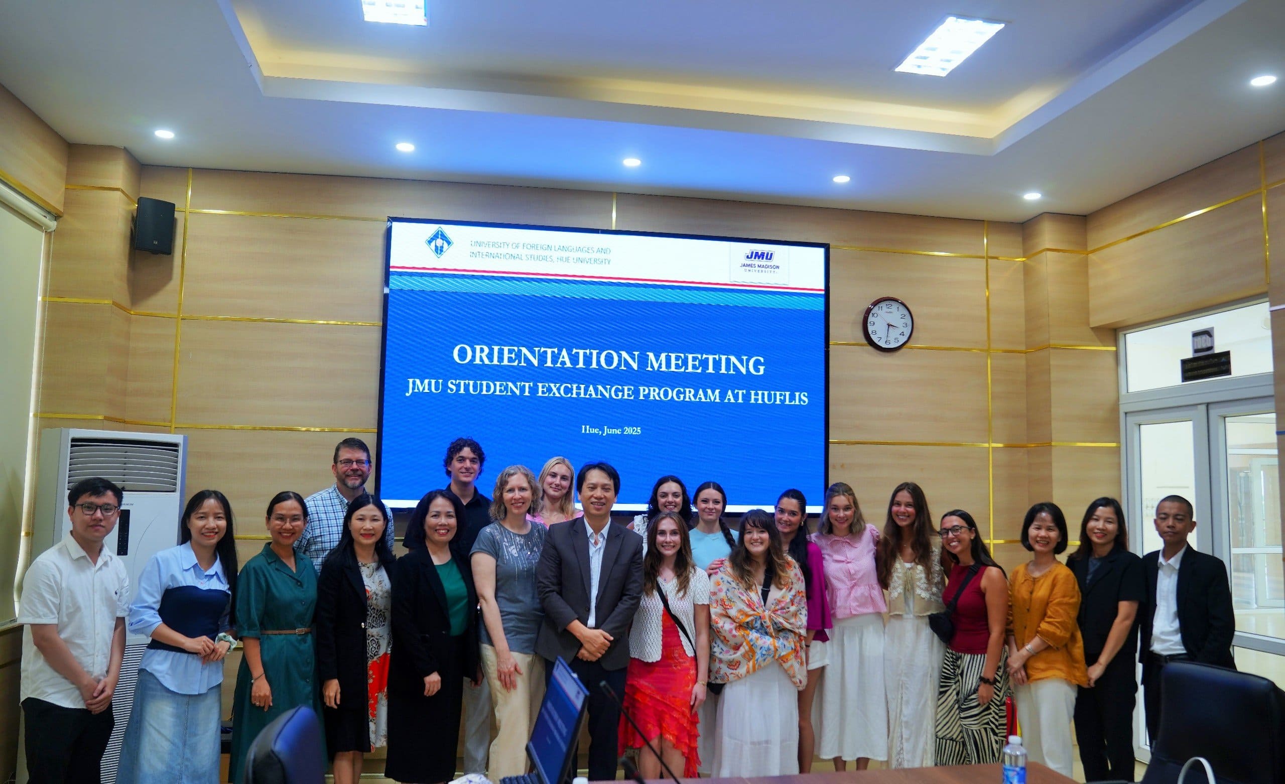 sinh-vien-dai-hoc-james-madison-jmu-hoa-ky-tham-gia-chuong-trinh-trao-doi-tai-huflis