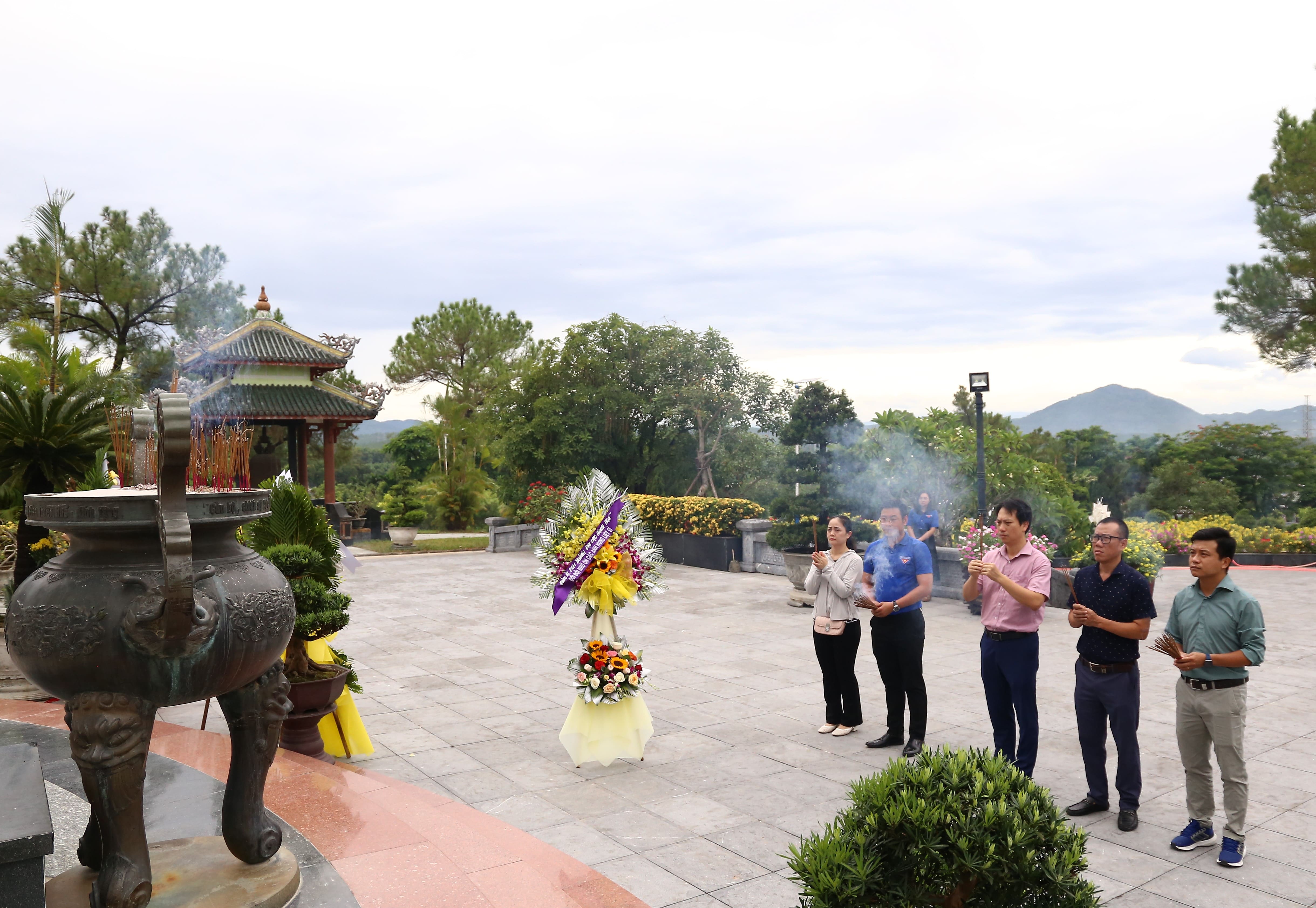 dang-huong-tuong-niem-cac-anh-hung-liet-si-6881ab9b388f6