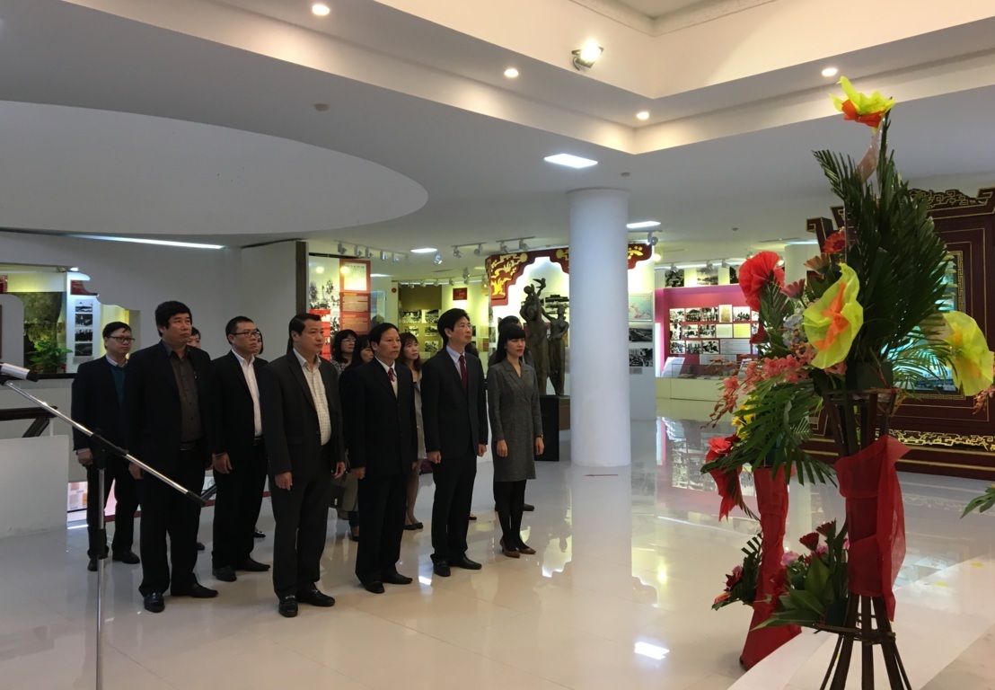 lanh-dao-nha-truong-dang-hoa-dang-huong-nhan-dip-ky-niem-87-nam-ngay-thanh-lap-dang