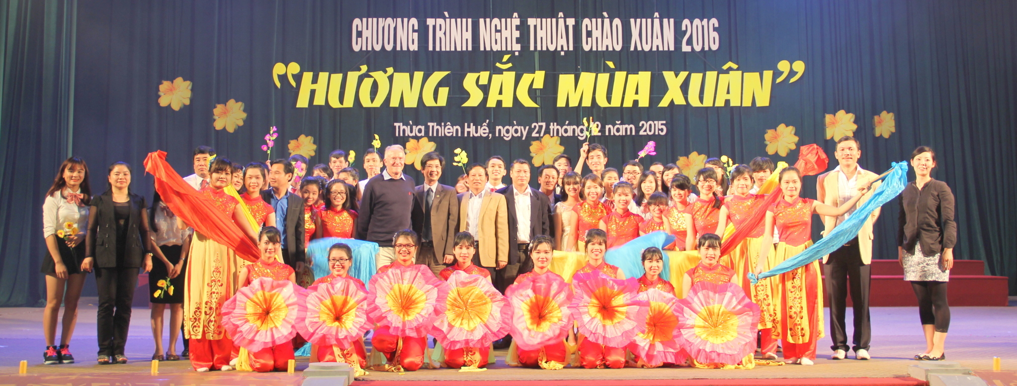 sac-mau-lung-linh-cua-dem-van-nghe-chao-xuan-2016