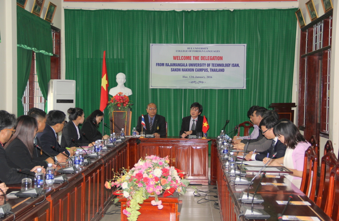 truong-dai-hoc-cong-nghe-rajamangala-isan-phan-hieu-sakhon-nakhon-thai-lan-tham-va-lam-viec-voi-truong